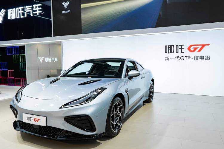 广州2哪吒汽车在智能汽车领域的表现，领途汽车在新能源汽车市场中的影响力